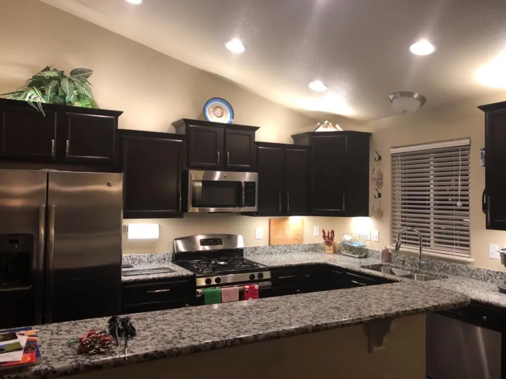 نوار LED زیر کابینت با منبع تغذیه و کابل‌های متصل