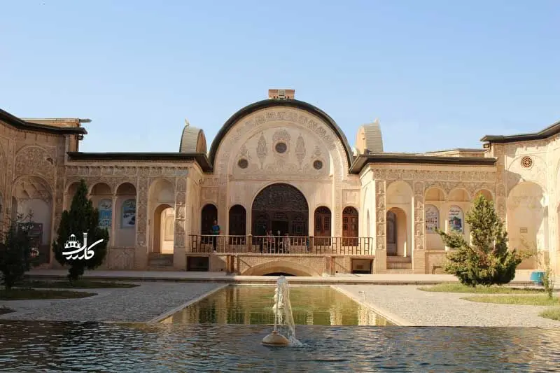 حیاط مرکزی خانه تاریخی طباطباییها با بادگیر و تالارهای سنتی