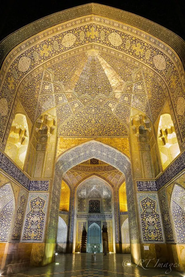 نمای کلی کاخ چهلستون با ستون‌های مرمری و گنبدهای زیبا