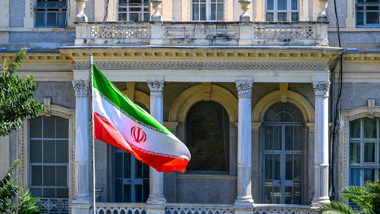 باغ دلگشا شیراز با معماری سنتی و درختان زیبا