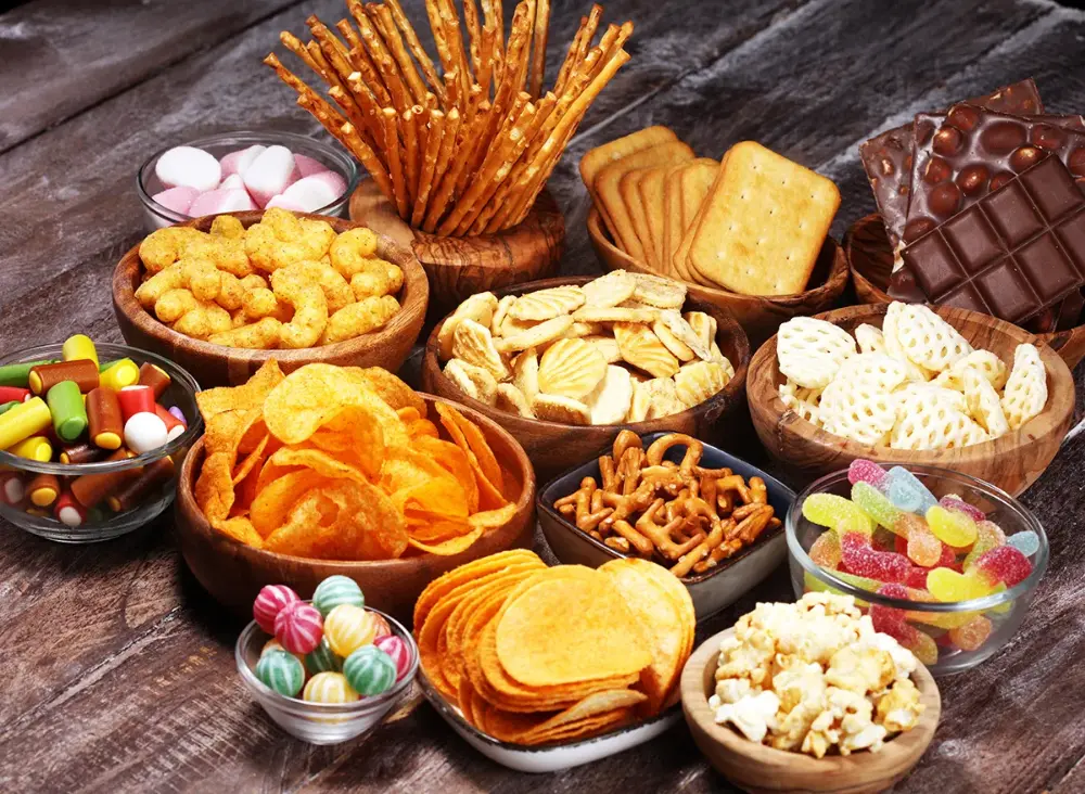 یک سینی با ترکیبات سالم مانند میوه، آجیل و پنیر