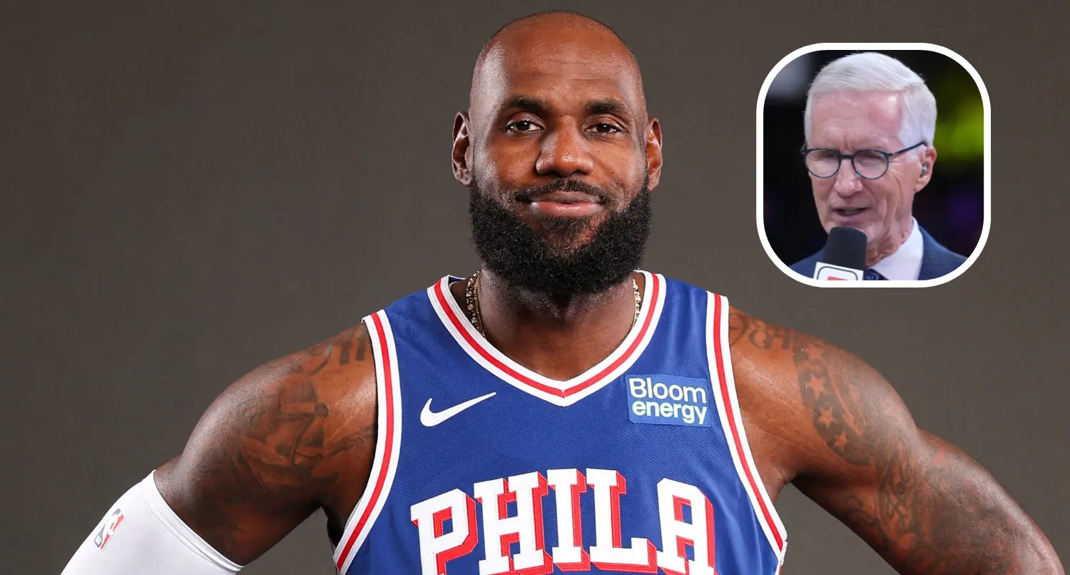 لبران جیمز در حال دریافت جایزه MVP فصل از دست رئیس NBA