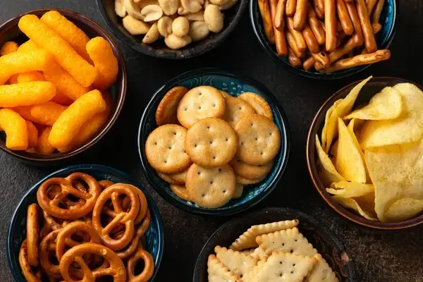 آجیل‌ها و دانه‌های مختلف مانند بادام، فندق و دانه‌های چیا