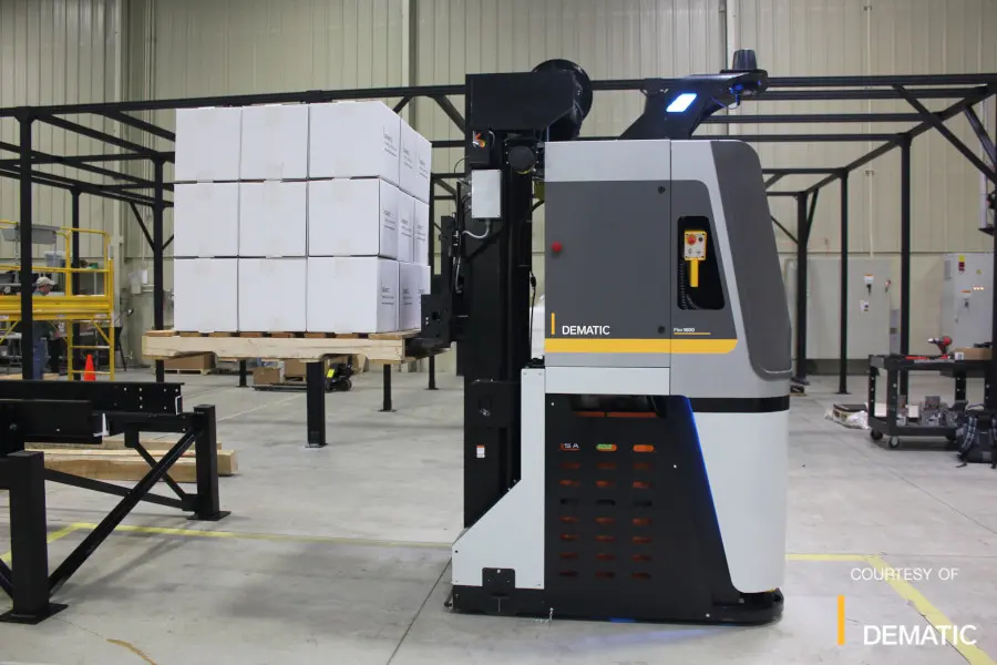 یک AGV در حال حرکت در مسیر مشخص شده با نوارهای هدایت مغناطیسی