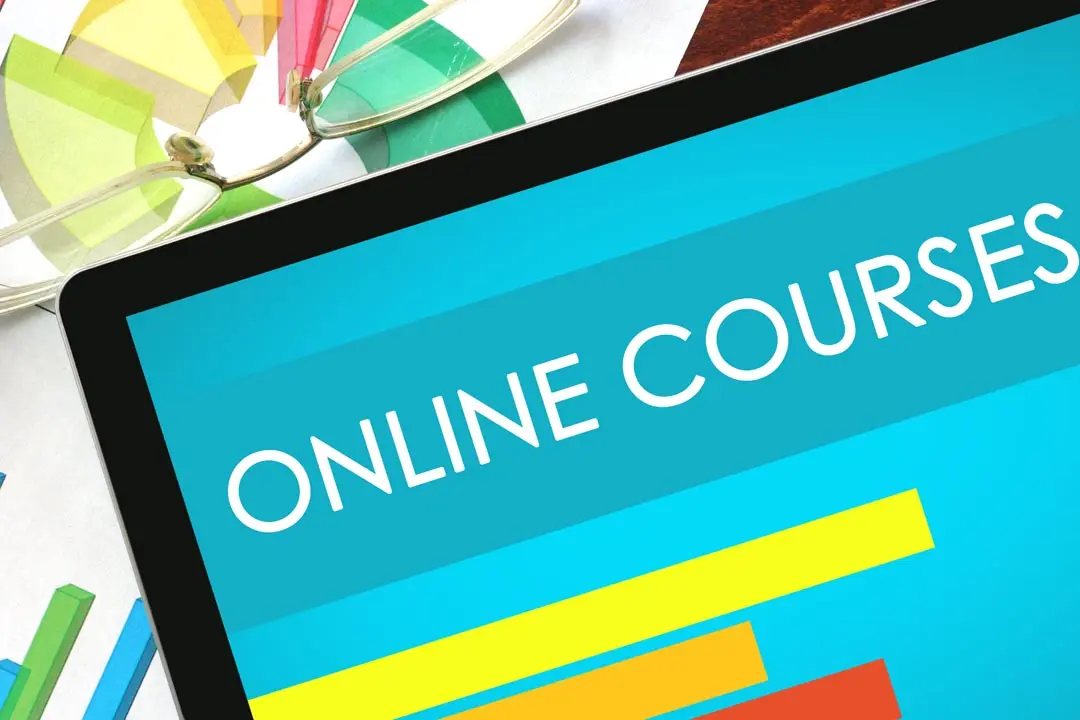 یک فرد در حال یادگیری با لپ‌تاپ و کتاب