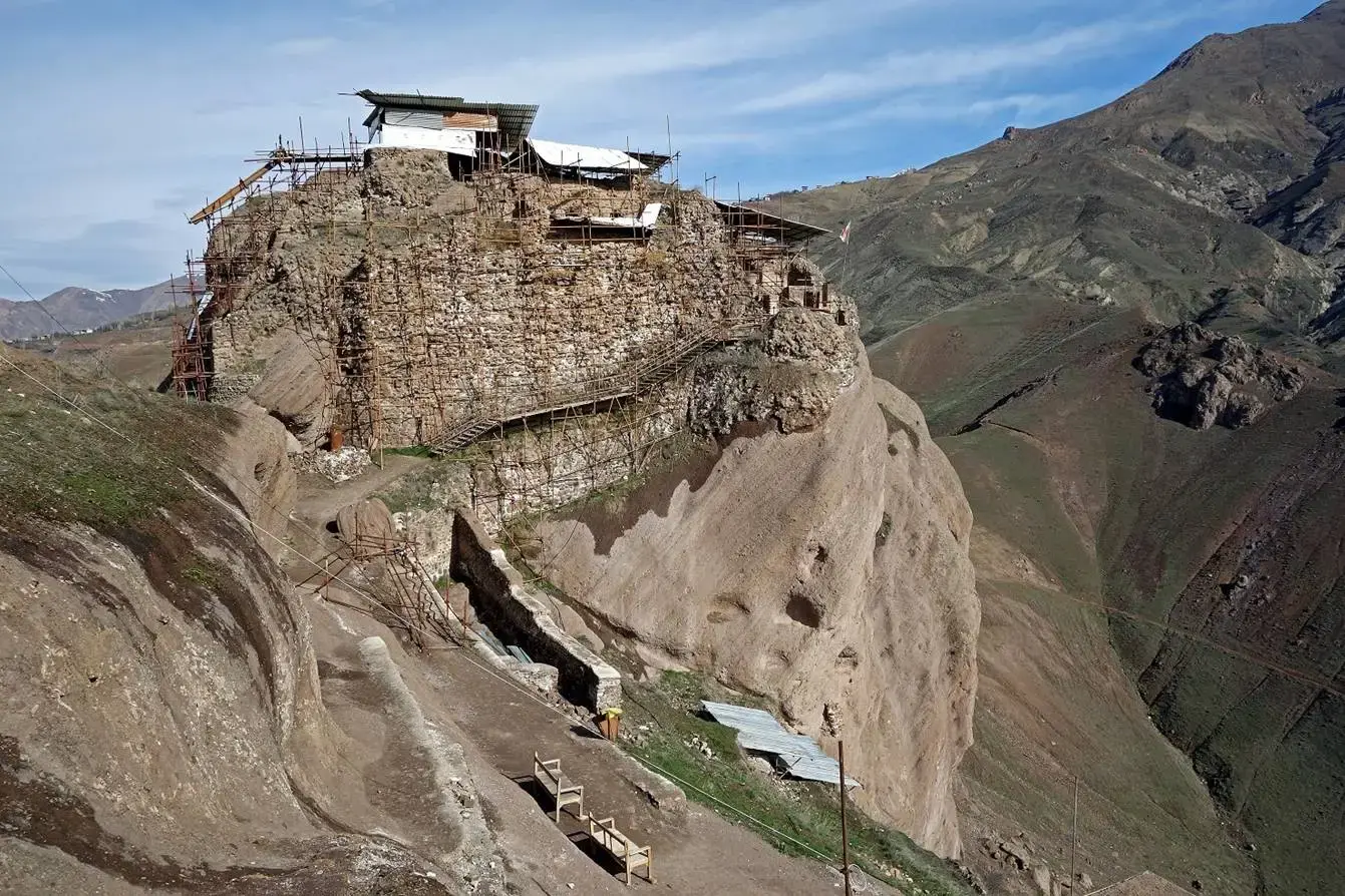 نمایی از کاخ عالی‌قاپو در اصفهان با معماری صفوی و گنبدهای زیبا