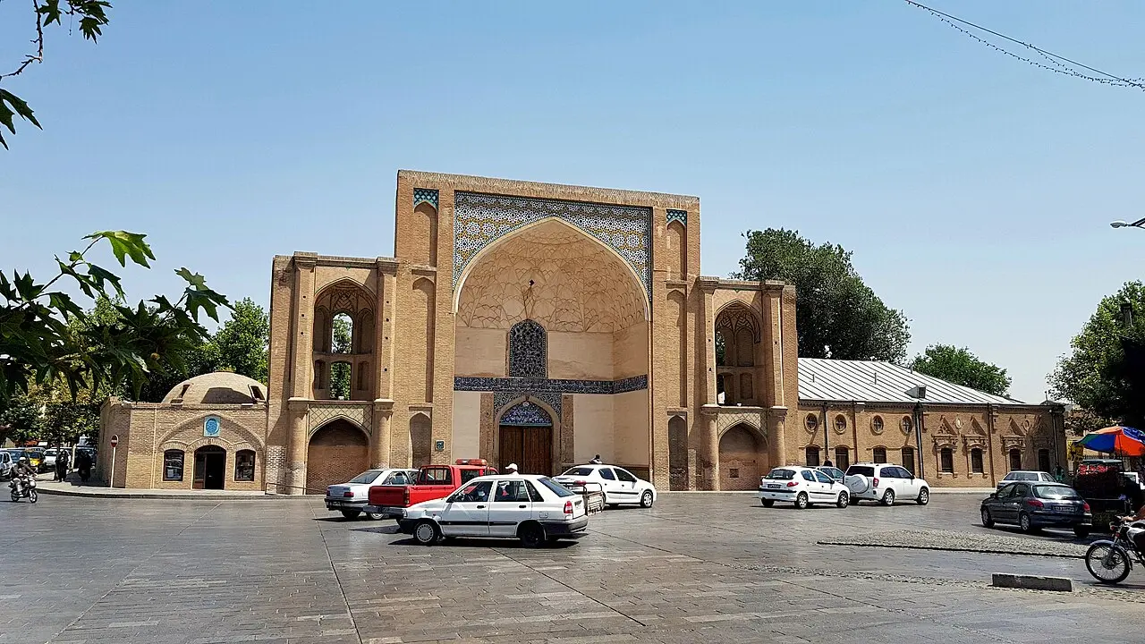 دروازه علی قاپو قزوین با کاشیکاری و معماری صفوی