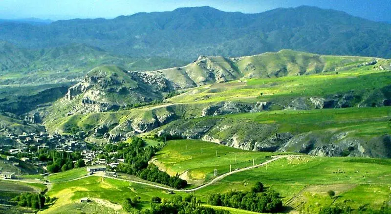 منظره کوهستانی اردبیل با طبیعت سبز و آبشارهای کوچک