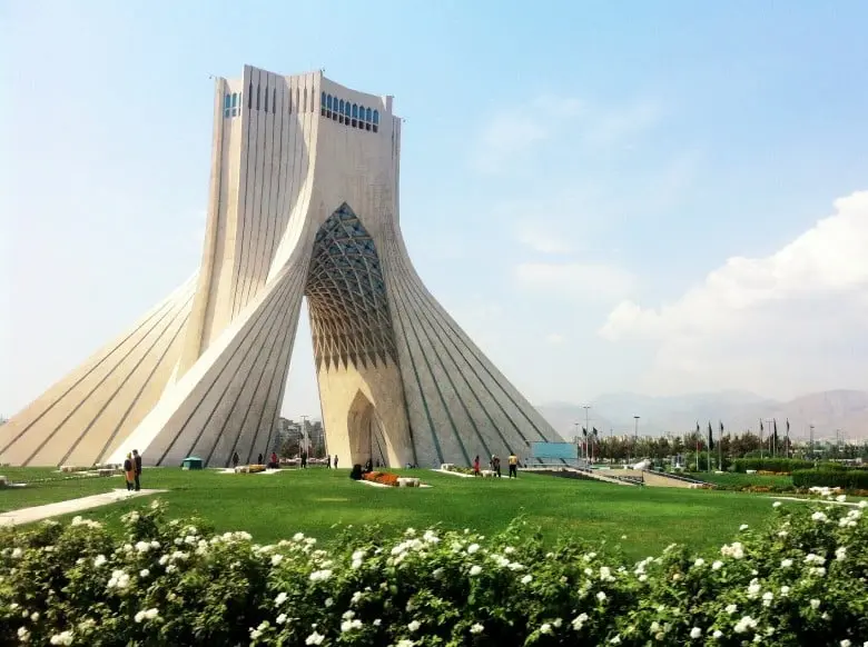 برج آزادی تهران با نمای کلی از فاصله دور