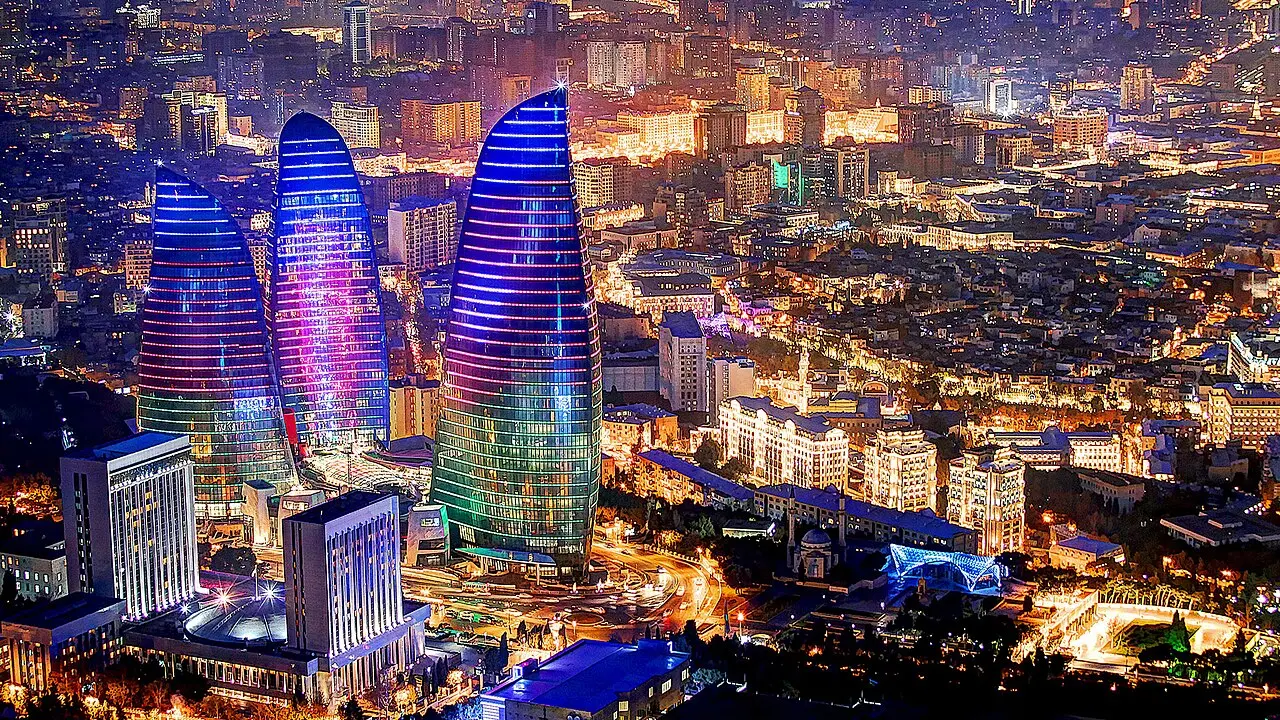 منظره شبانه باکو با نورهای مدرن و آسمان تاریک