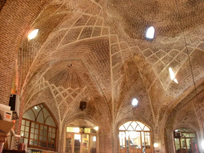 بازار تاریخی تبریز با معماری سنتی و گذرهای باریک