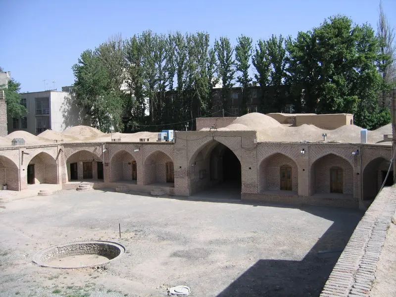 کاروانسرای سیاهچشمه در کرمانشاه با معماری سنتی و طبیعت اطراف