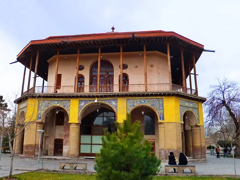 کاخ چهلستون قزوین با ستونهای مرمرین و معماری صفوی