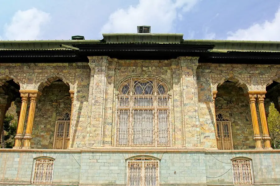 میدان اصلی کاخ سعدآباد با نمای معماری سنتی و مدرن