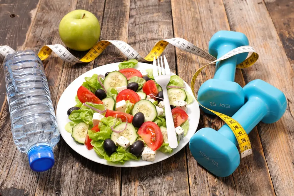یک وعده غذایی سالم و متعادل شامل پروتئین، سبزیجات و غلات کامل