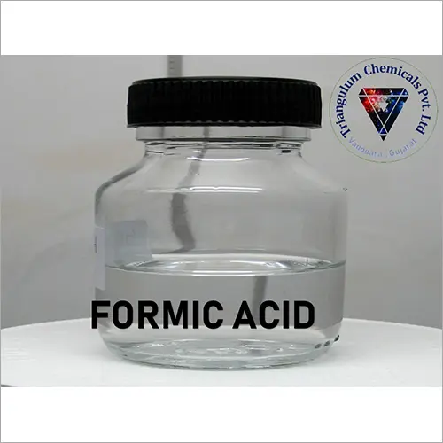 مایع شفاف اسید فرمیک در ظرف آزمایشگاهی با محیط کنترل شده