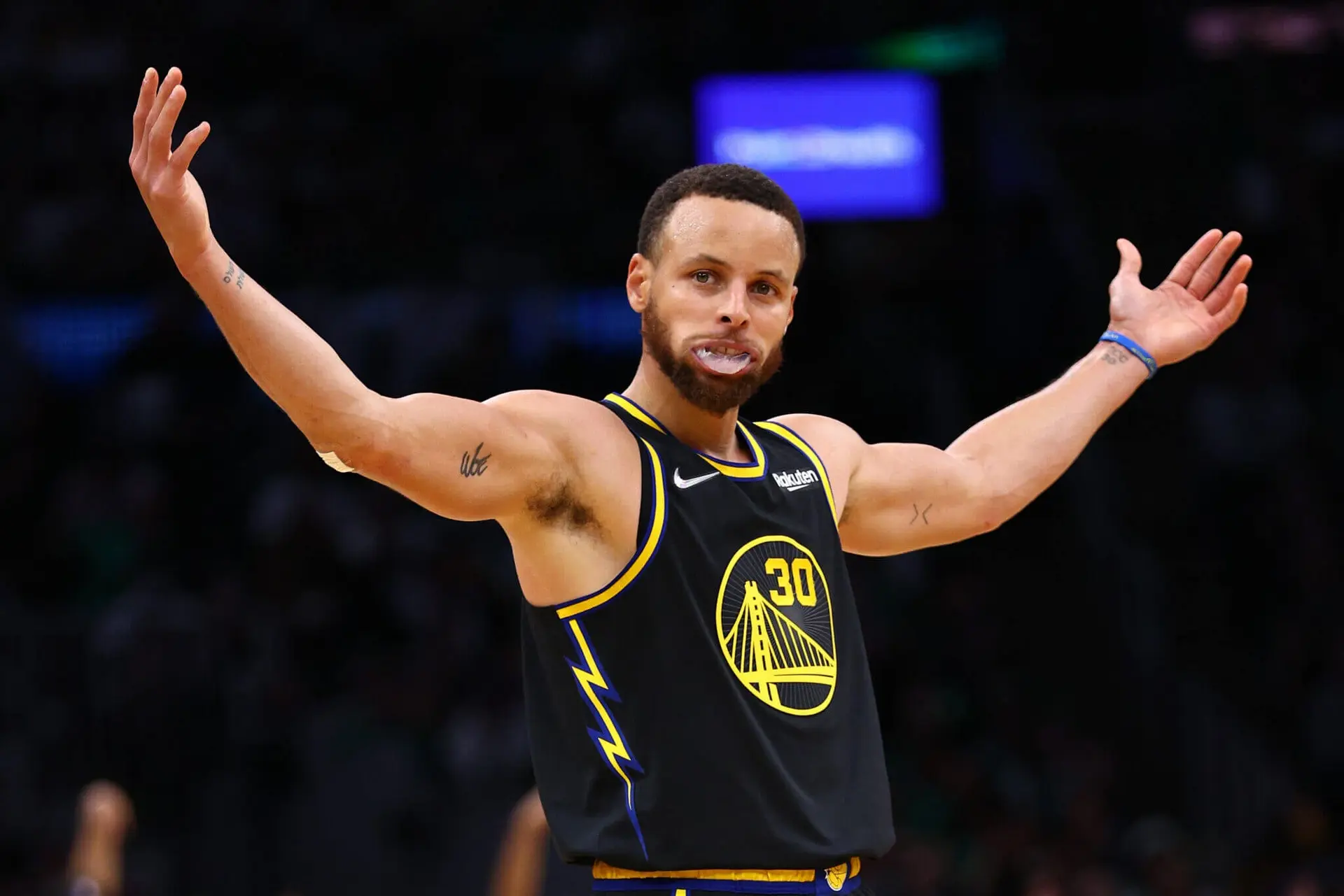استیون کری در حال شوت زدن در یک بازی رسمی NBA