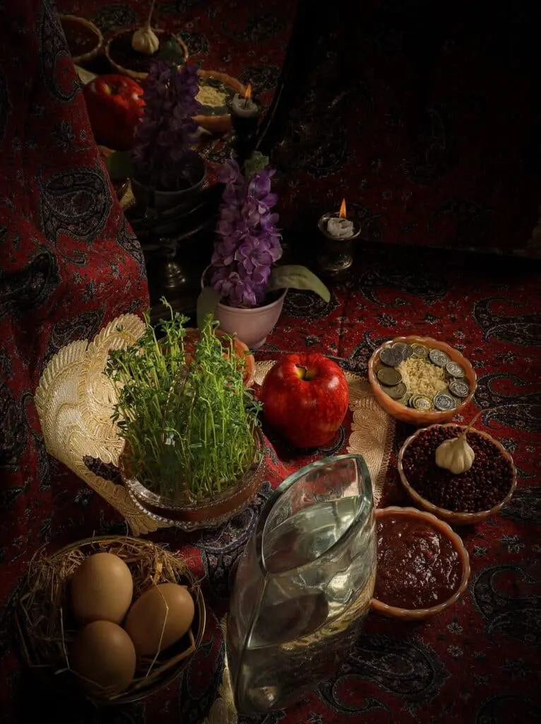 چیدمان زیبا و سنتی سفره هفت‌سین با استفاده از عناصر طبیعی