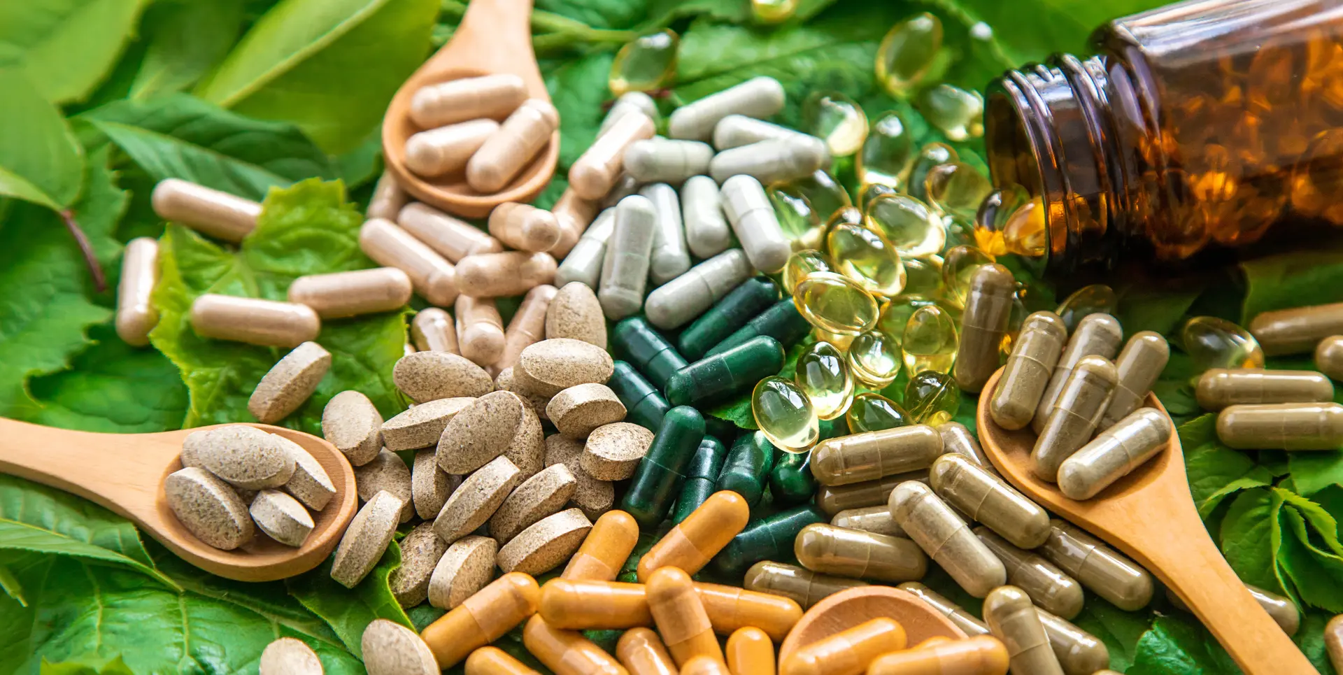 مکمل‌های غذایی مختلف در یک قفسه فروشگاه