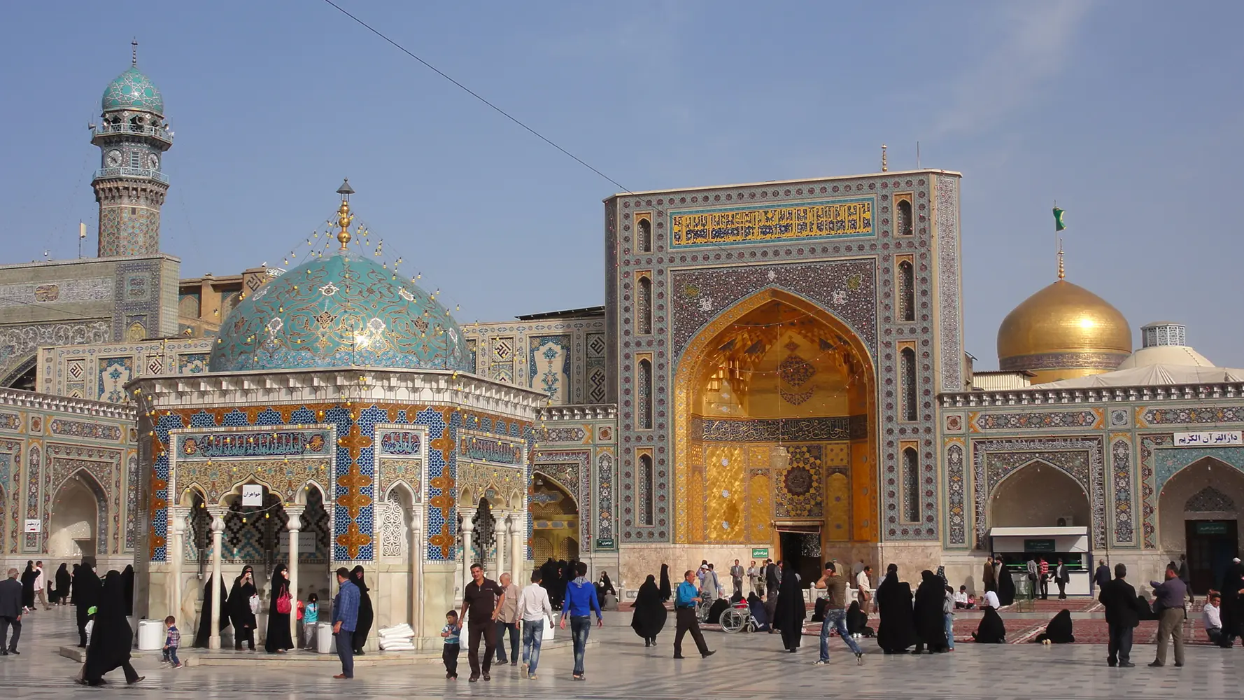 نماهای معماری حرم امام رضا با کاشی‌کاری‌های زیبا و نورپردازی شبانه