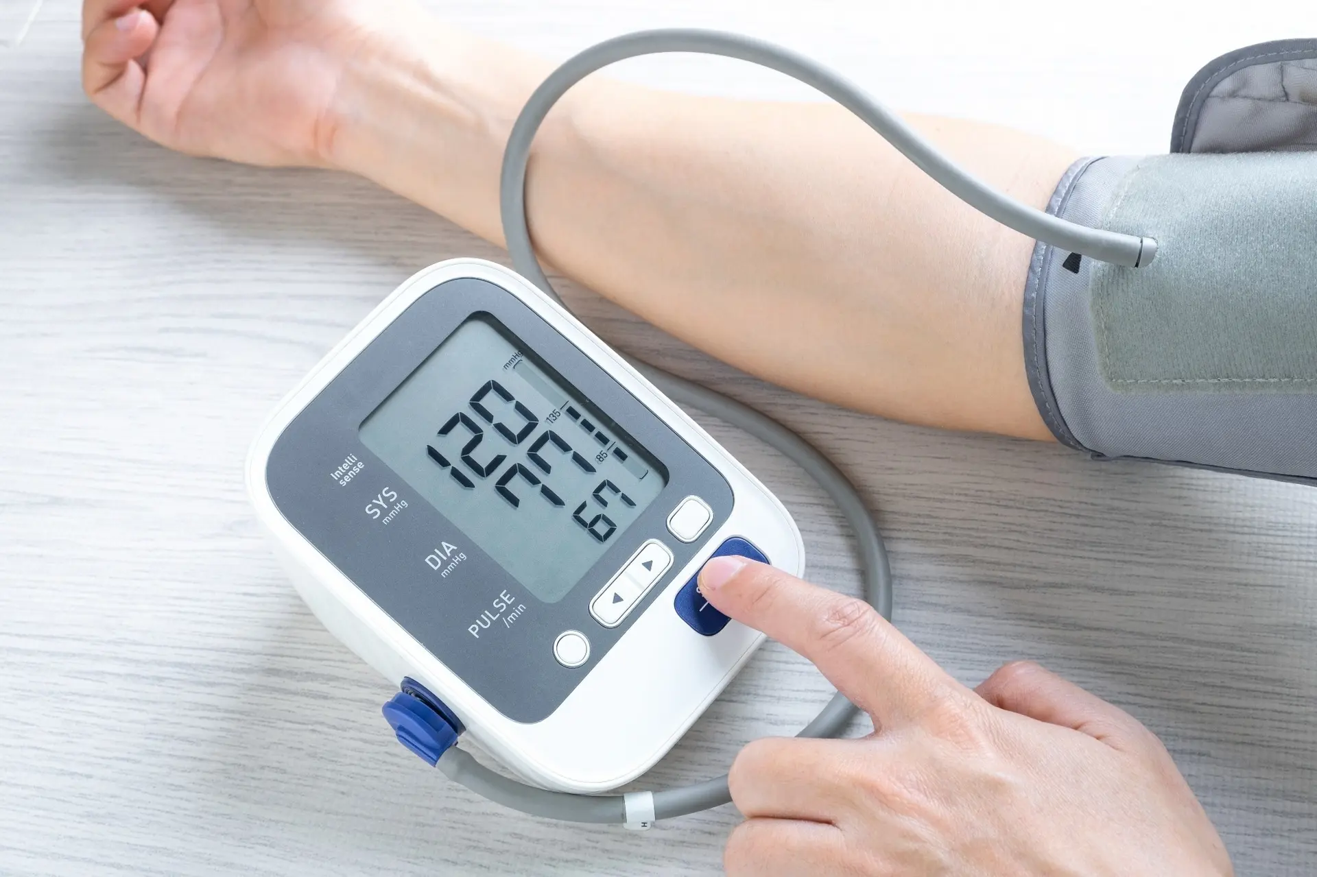 دستگاه اندازه‌گیری فشار خون الکترونیکی بر روی میز