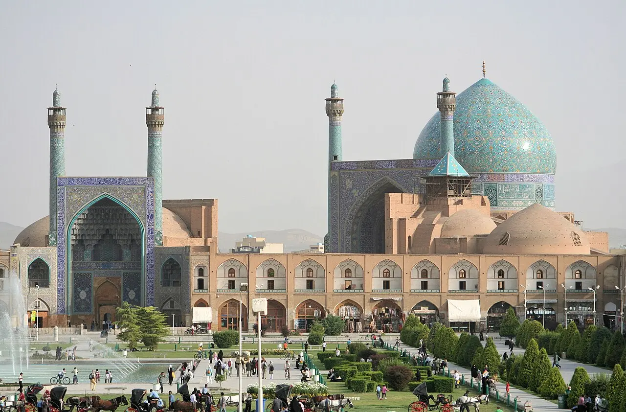 مسجد شاه اصفهان با معماری زیبا و گنبدی بزرگ