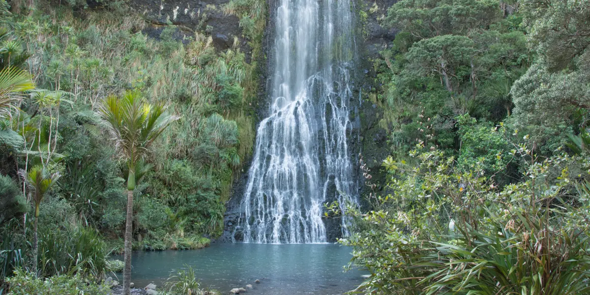 آبشار کارکاره در نیوزیلند، یکی از مقاصد محبوب تورهای طبیعت‌گردی