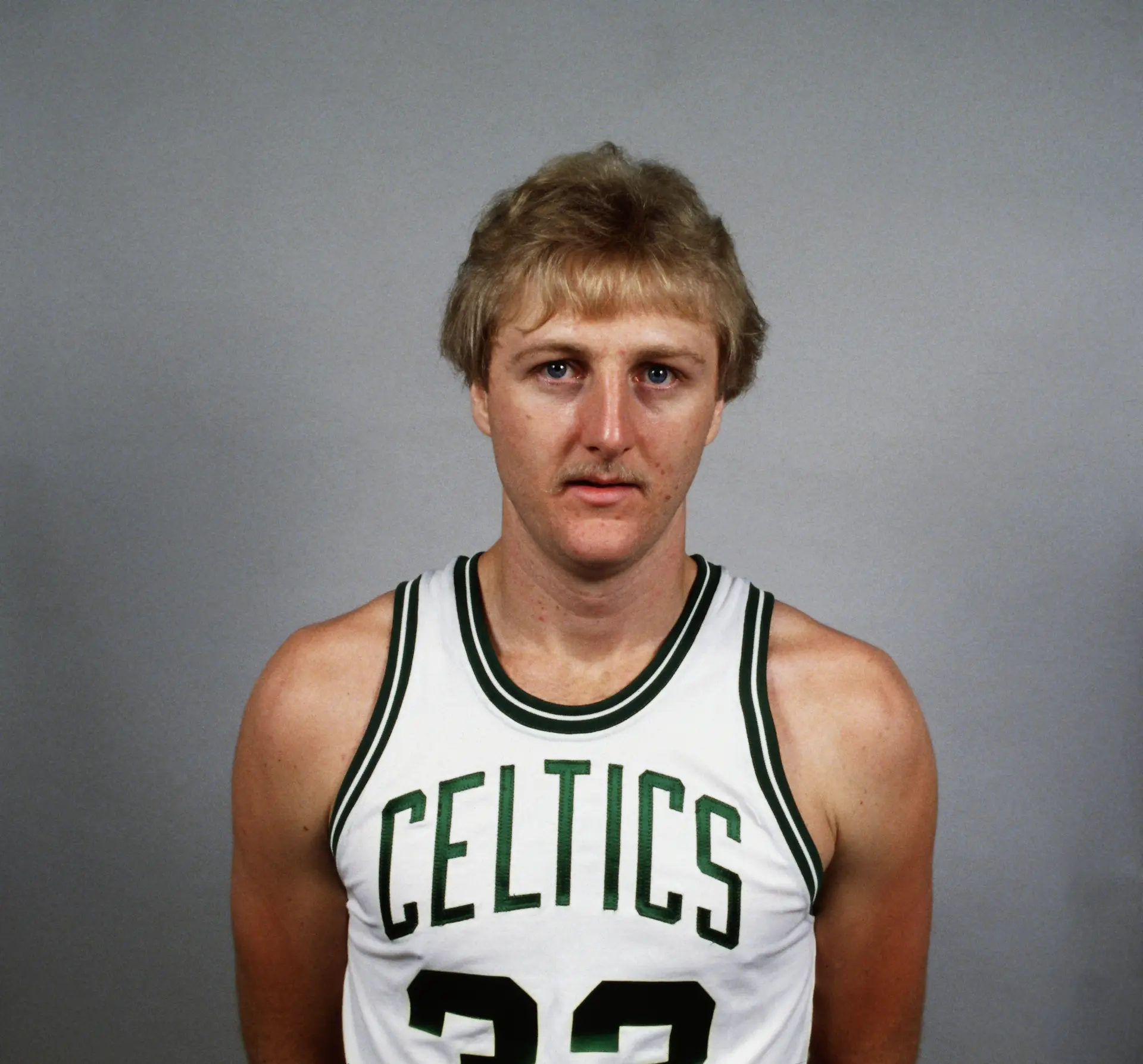 لری برد در حال بازی برای تیم بوستون سلتیکس