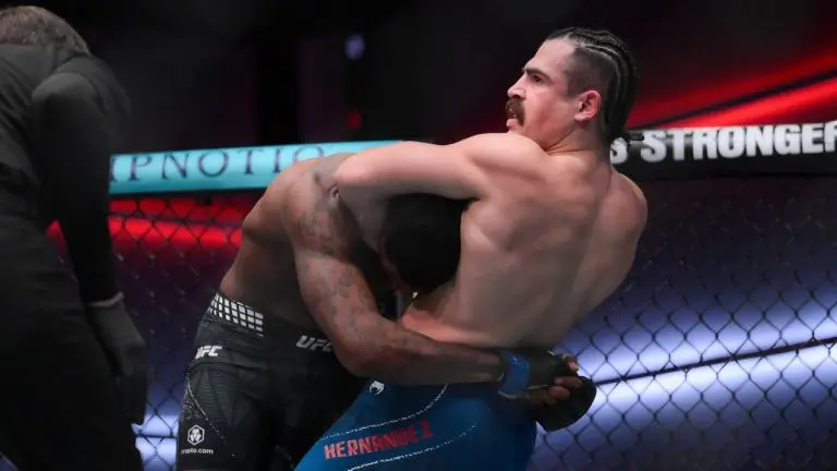 مبارز UFC در حین اجرای تکنیک جوجیتسو برزیلی