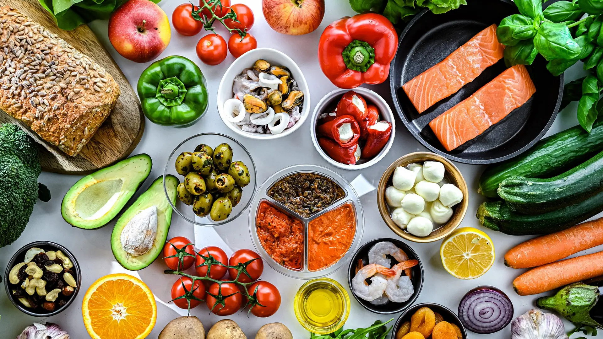 نمونه‌ای از یک وعده غذایی سالم و متنوع بر اساس رژیم مدیترانه‌ای