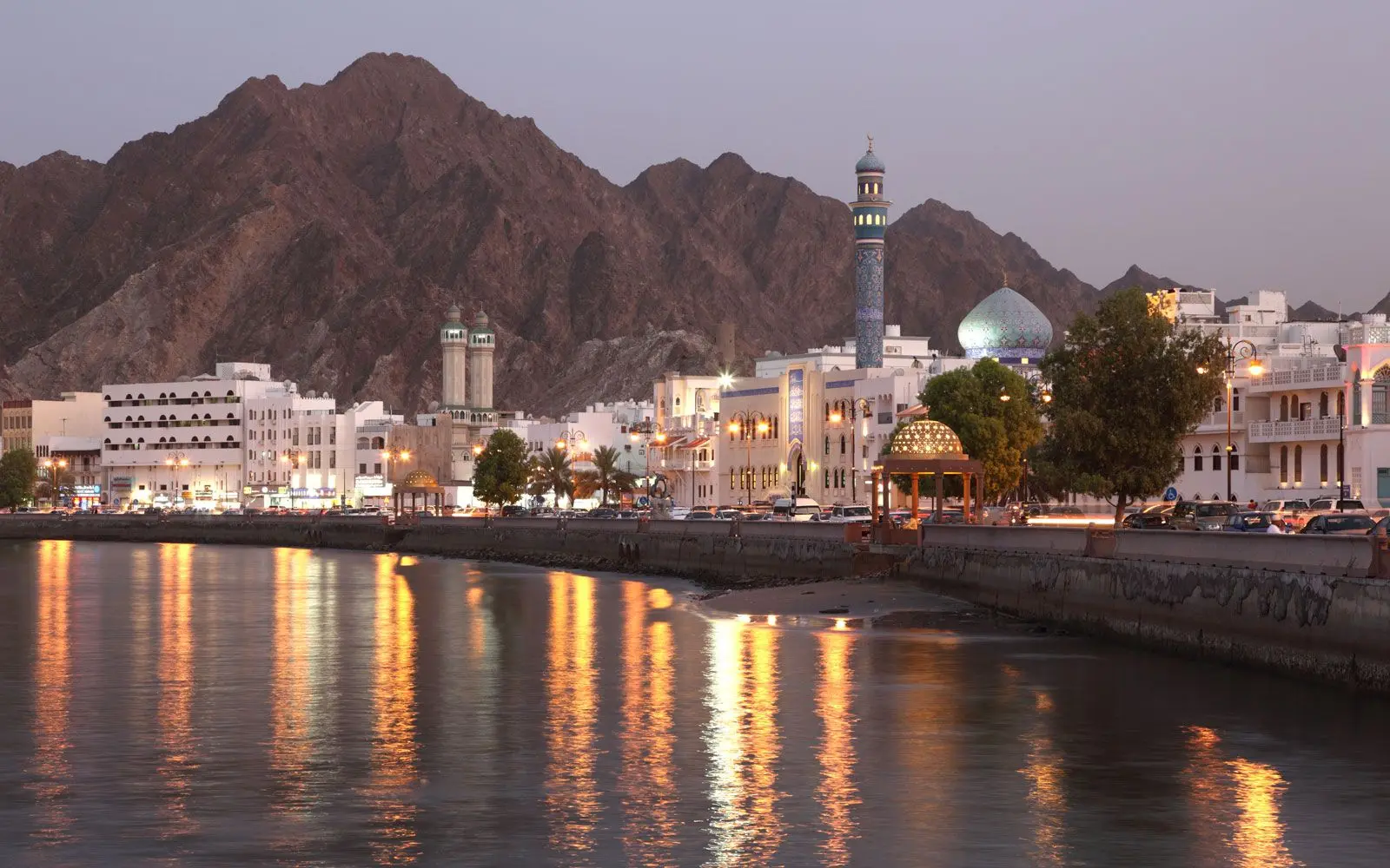 بازار سنتی مسقط با معماری سنتی و محصولات محلی