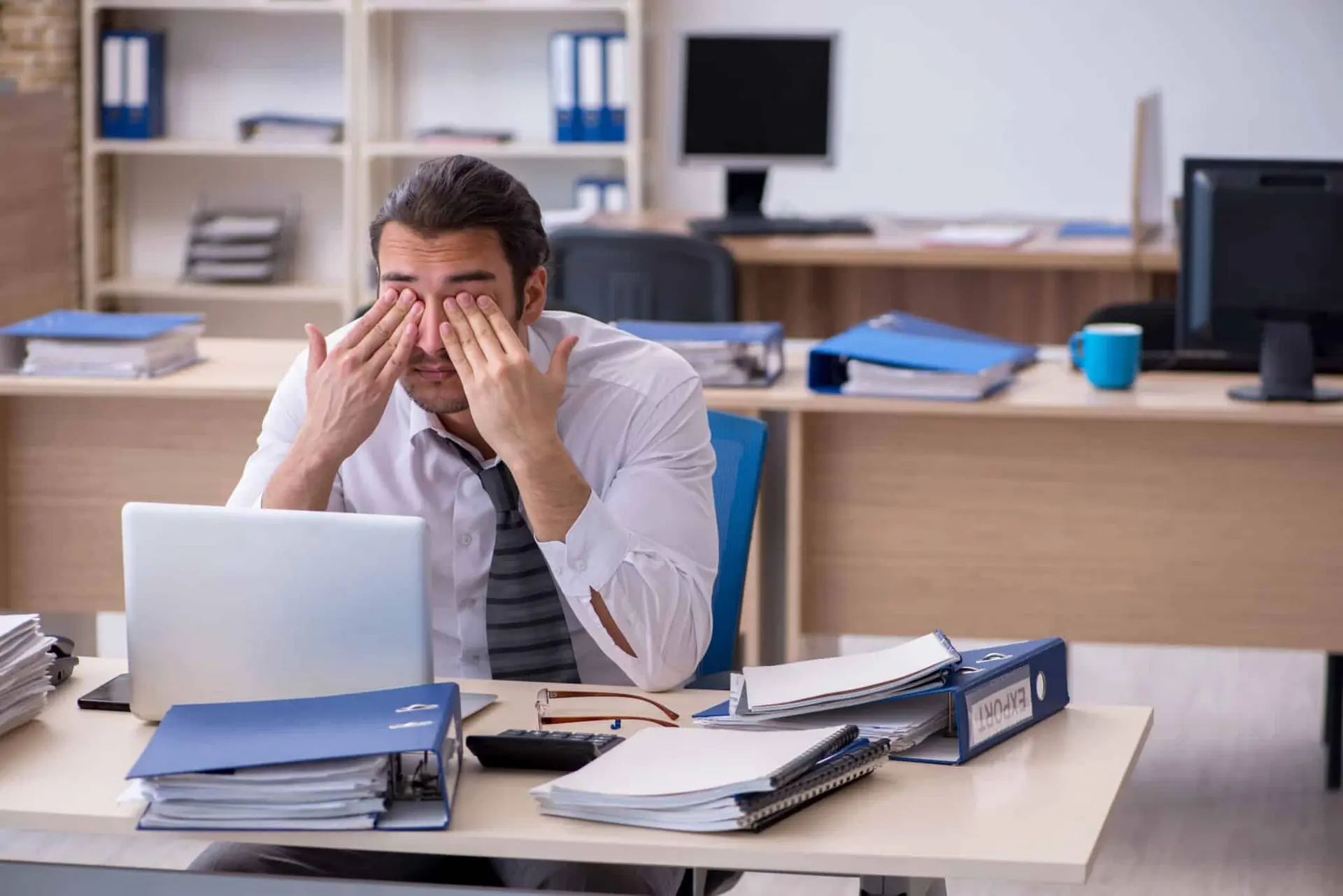 یک فرد در حال استراحت در فضای باز با چشم‌های بسته و آرامش