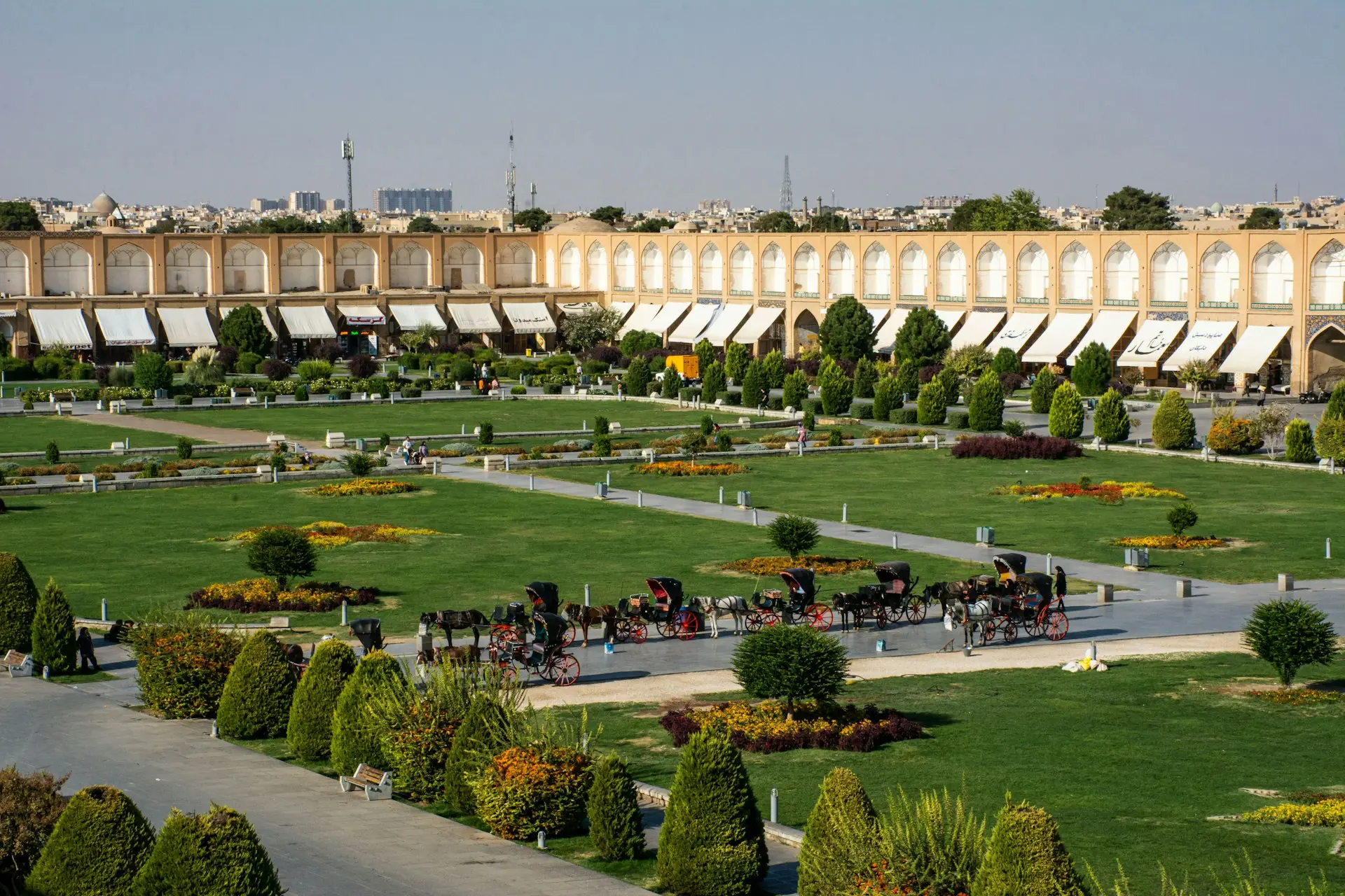 میدان نقش جهان اصفهان با مسجد شیخ لطفالله و مسجد امام در پسزمینه