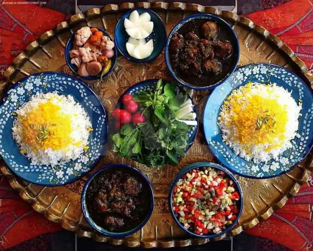 غذاهای محلی شمال ایران شامل آش، کله پلو و غذاهای دریایی در میز سنتی