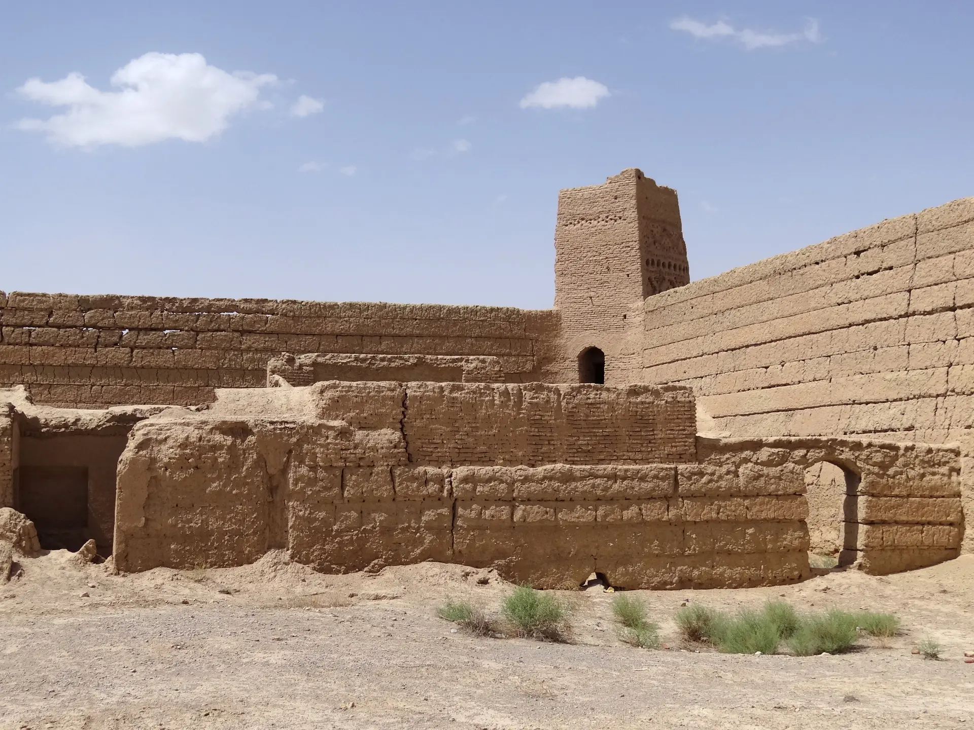 بقایای کاروانسرای تاریخی سده ۱۷ میلادی در ابرقو، استان مرکزی