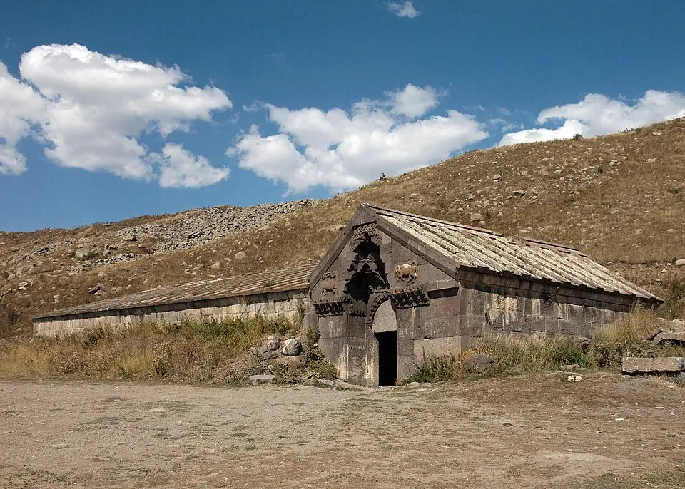 کاروانسرای تاریخی در مسیر سلجوقی با معماری سنتی و دیوارهای بلند