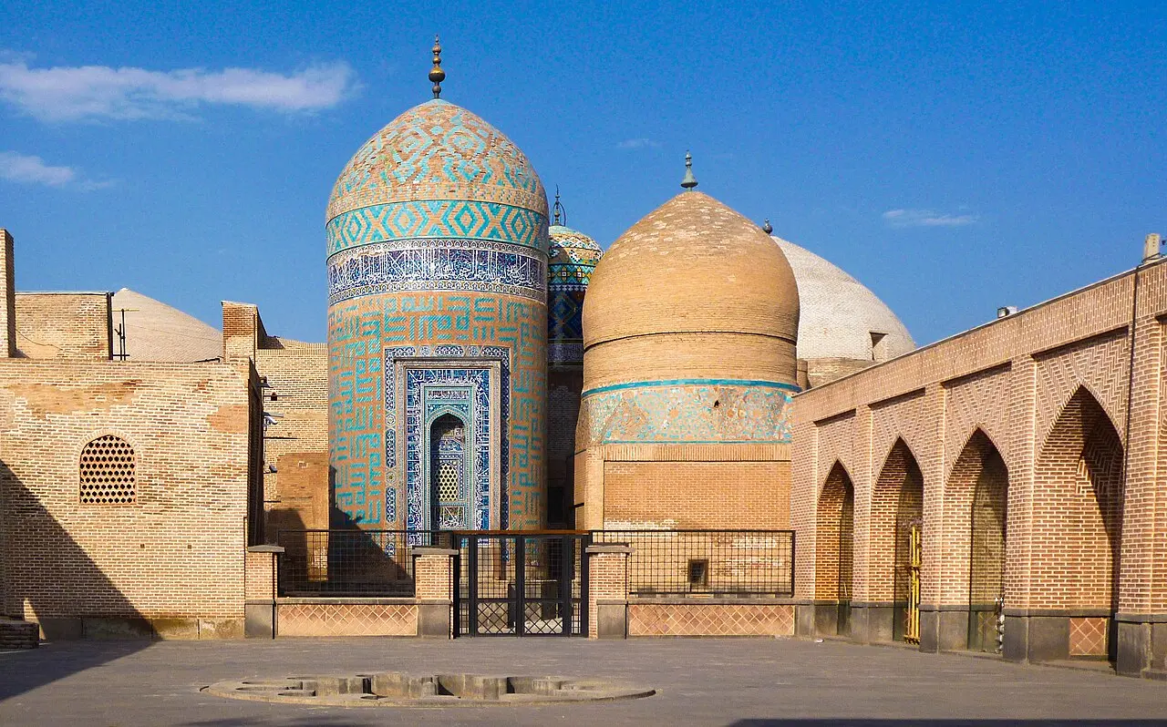 مجموعه تاریخی شیخ صفی‌الدین اردبیلی با معماری سنتی و گنبدهای زیبا