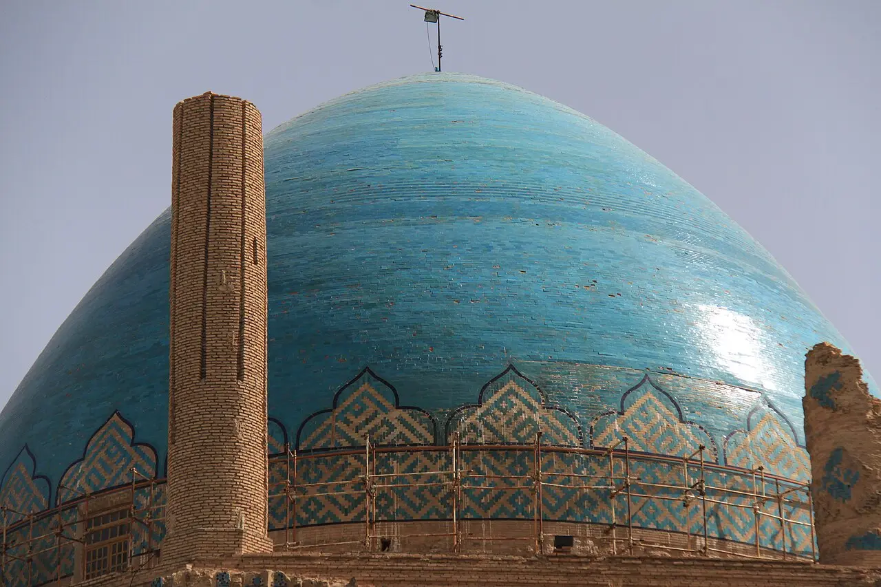 گنبد سلطانیه از بیرون با نمای گنبد دوپایه و نمای کلی بنا