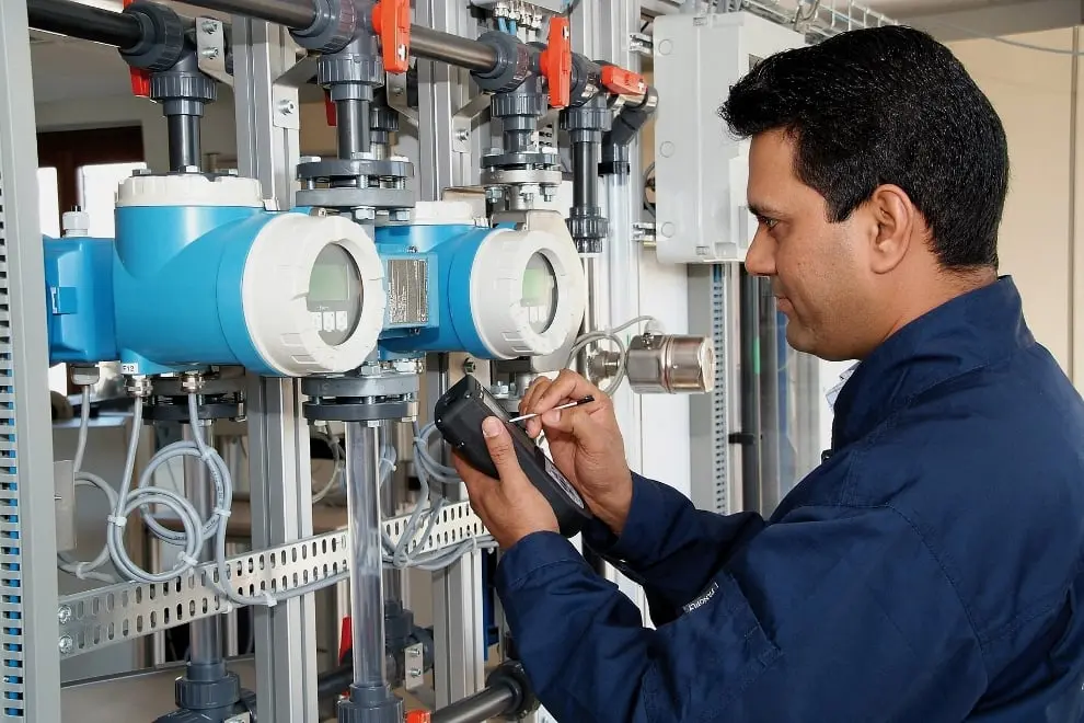 یک مهندس کنترل و ابزار دقیق در حال بررسی دستگاه‌های صنعتی