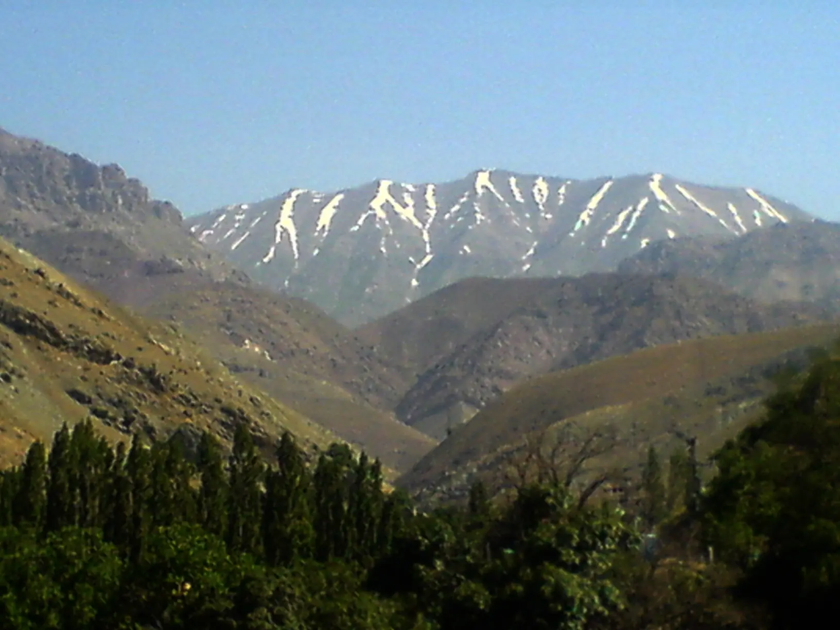 منظره کوهستانی فشم در بهار