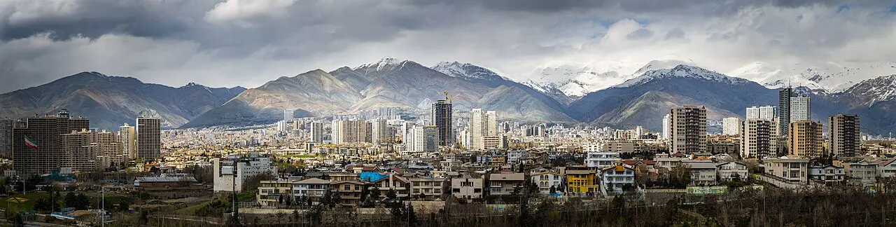 منظره تهران در روزی صاف و پاک با آسمان آبی و ساختمانهای مدرن