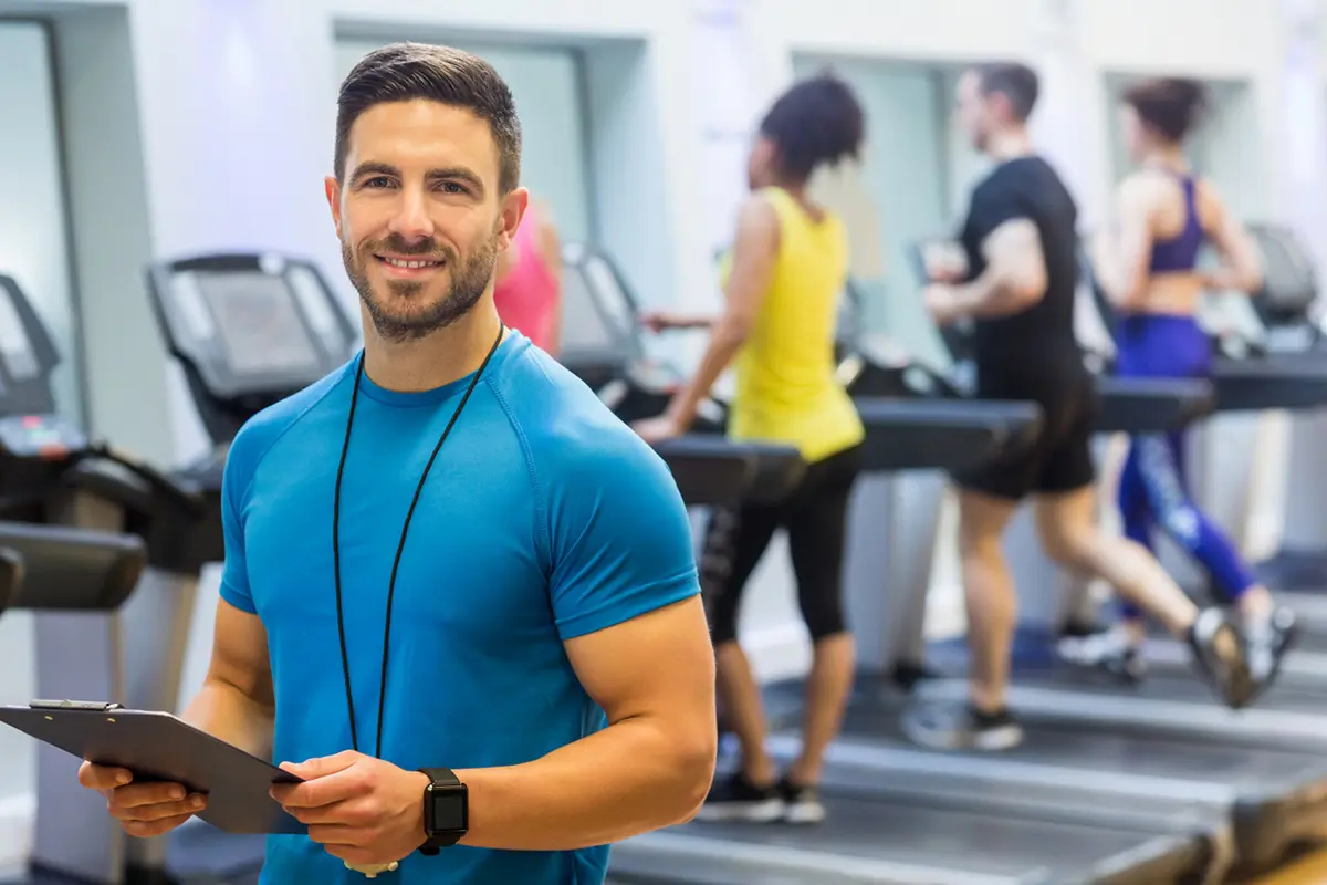 مربی فیتنس در حال ارائه مشاوره شخصی به یک ورزشکار