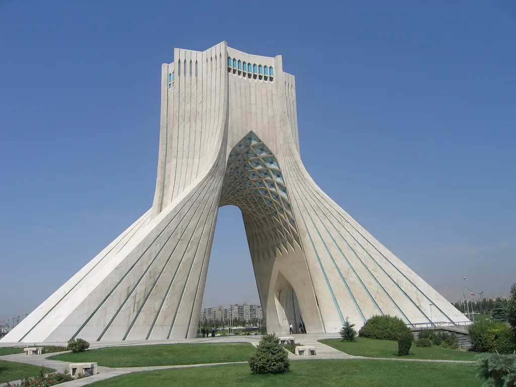 برج آزادی تهران، نماد شهر و یکی از جاهای دیدنی اصلی آن