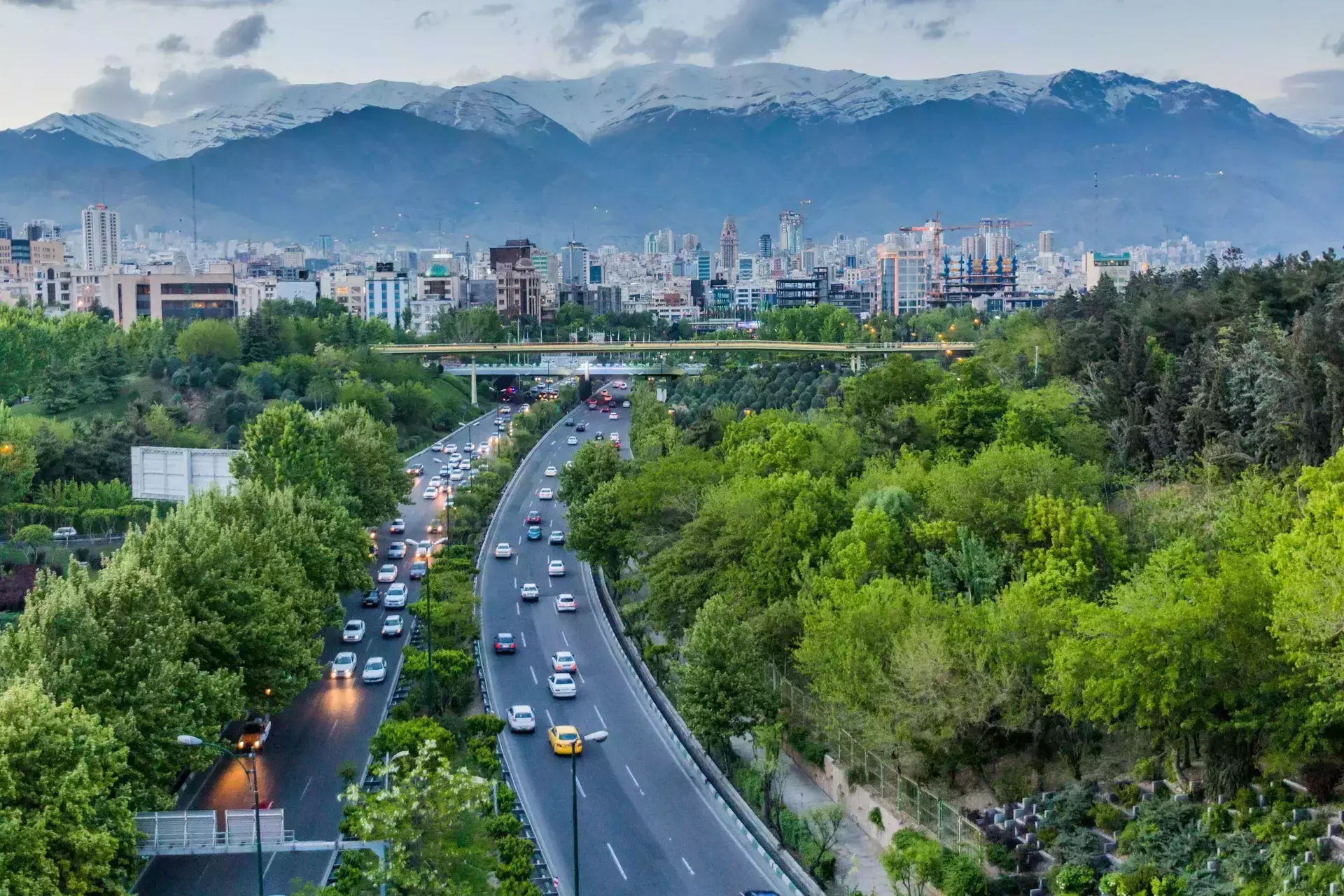 منظره کوهستانی شیراز با باغ‌های تاریخی و طبیعت بکر