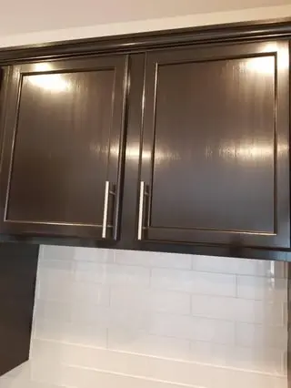 نصب کابینت پلی‌اورتان در آشپزخانه با طراحی مدرن