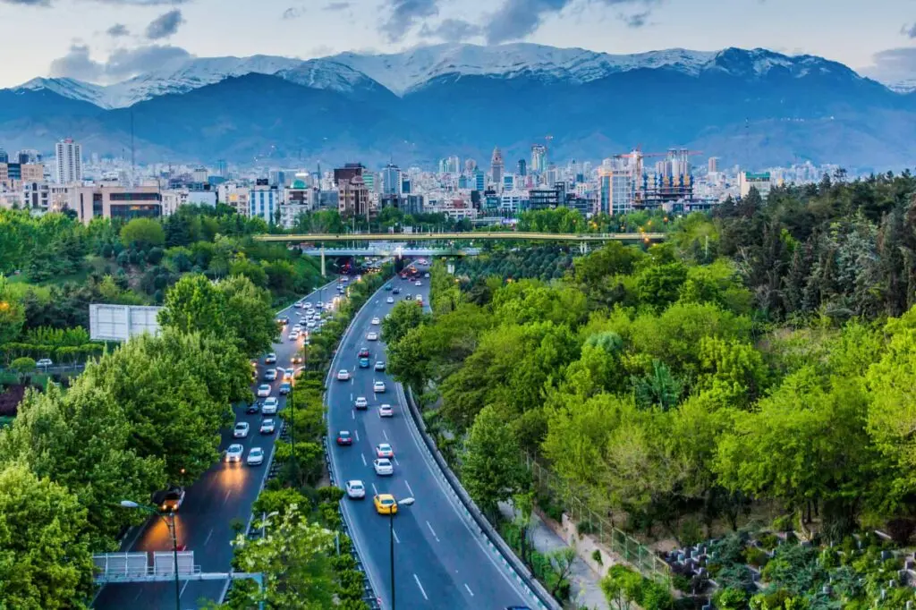 بازار تهران با معماری سنتی و مدرن
