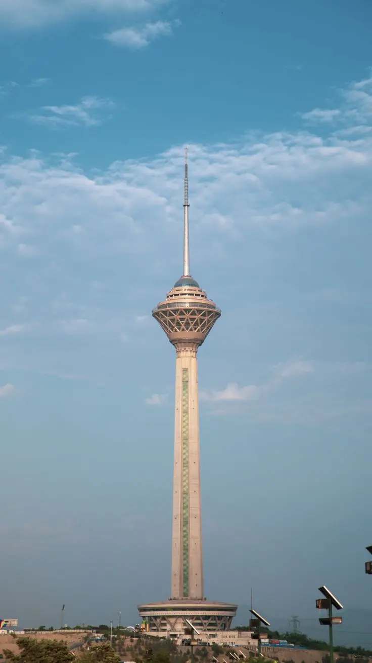 فضای داخلی برج میلاد با نورپردازی و طراحی مدرن