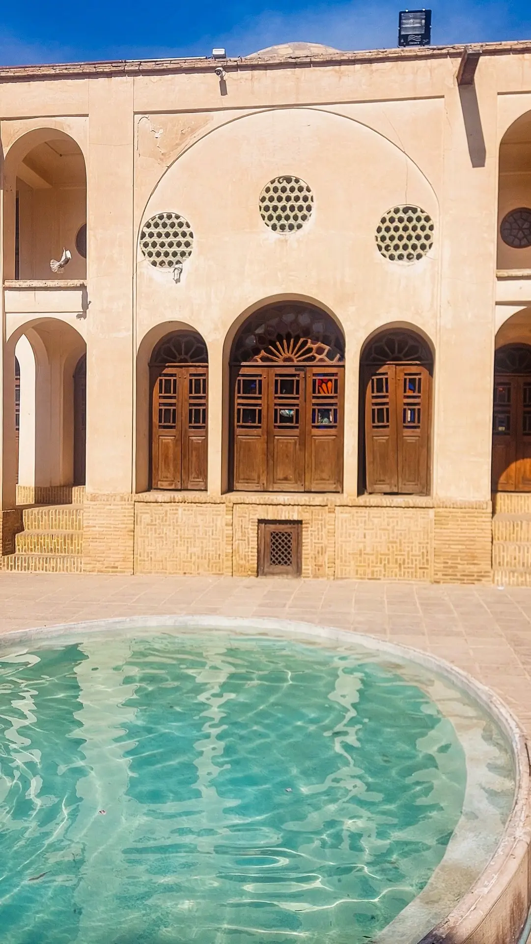 نما بیرونی خانه تاریخی طباطباییها با گچبری و کاشیکاری سنتی