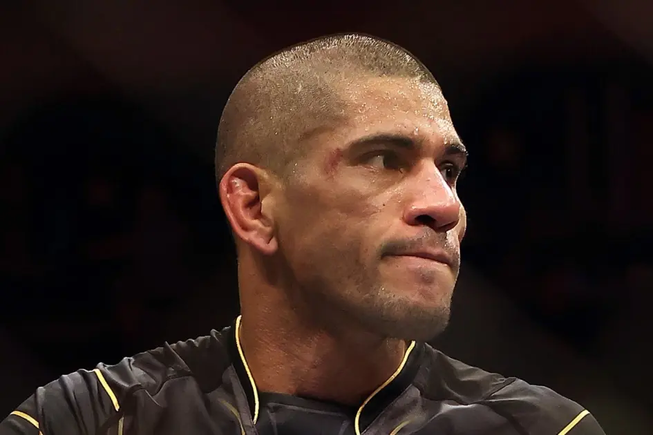 الکس پریرا در حین یک مبارزه پرشور در UFC