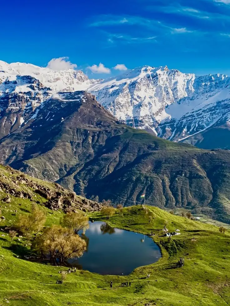 منظره کوهستانی زیبا در استان کردستان با ابرهای سفید و دره‌های عمیق